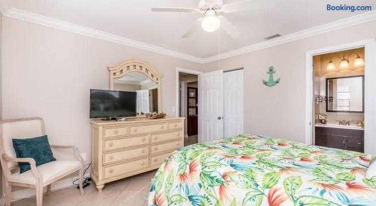 OCEAN VACATION BREEZE - Entire Place, Hotel in Lantana
