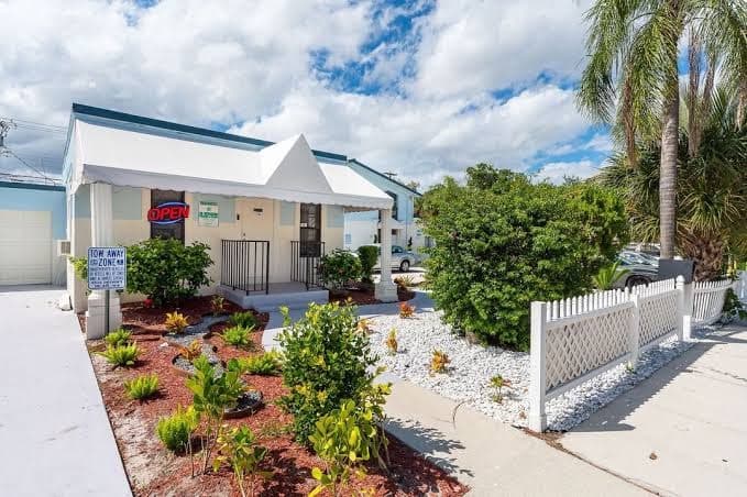 Seven Palms Hotel & Apartments, Hotel in Lantana