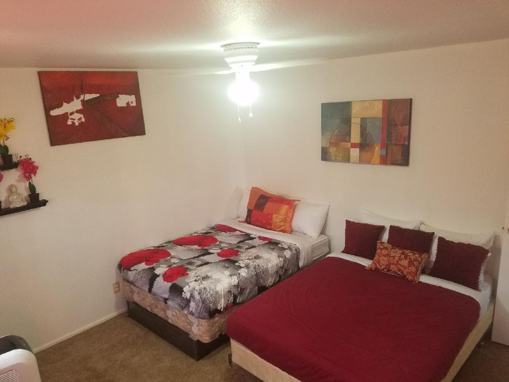 The Yellow PentHouse LLC, Hotel in North Las Vegas