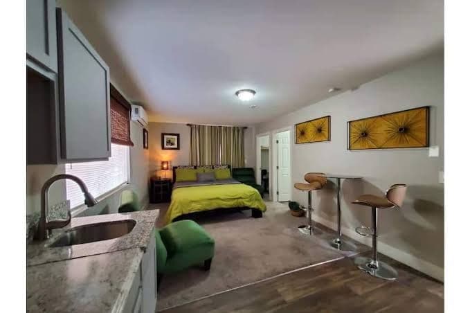 Central 1 Bedroom Guesthouse w / Private Bath Ideal for Extended Stays, Guesthouse in Las Vegas