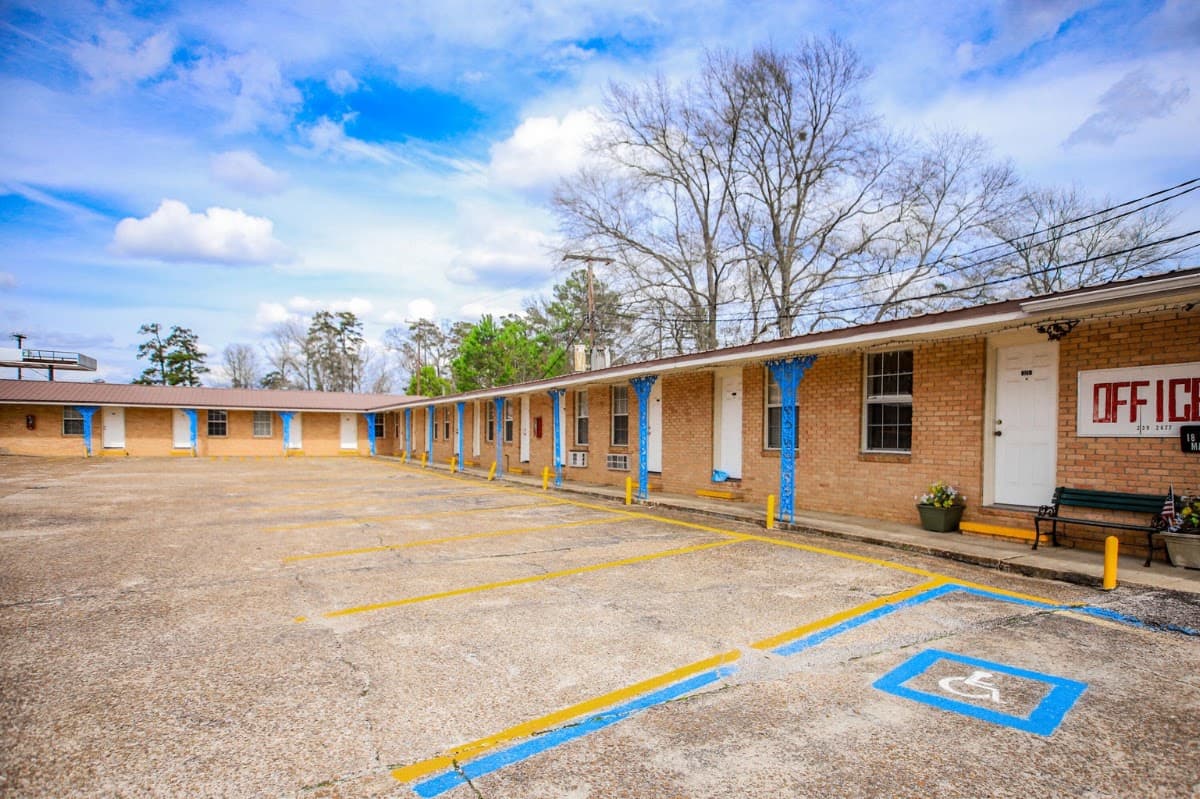 Redwood Motel, Motel in New Llano