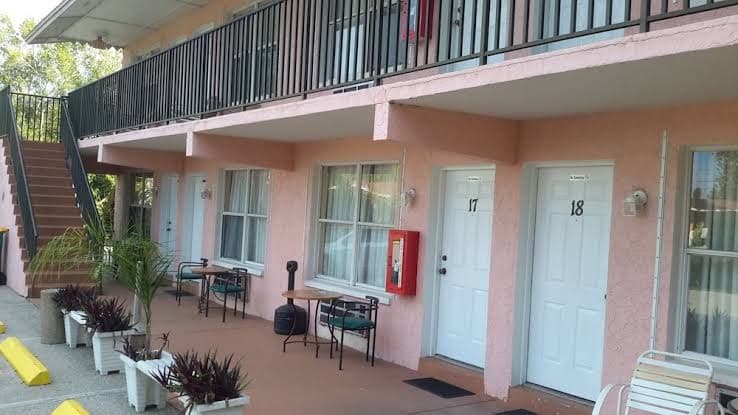 Conty's Motel, Hotel in Naples Manor