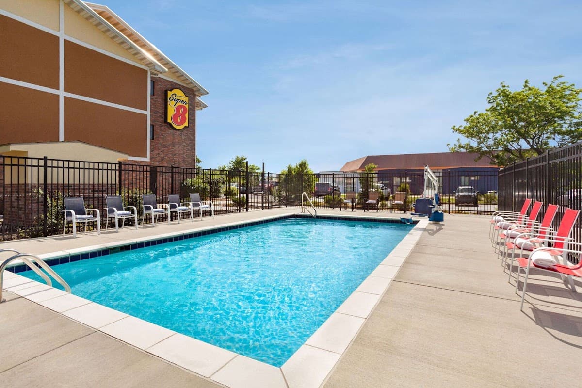 Super 8 by Wyndham Lenexa Overland Park/Mall Area, Hotel in Lenexa