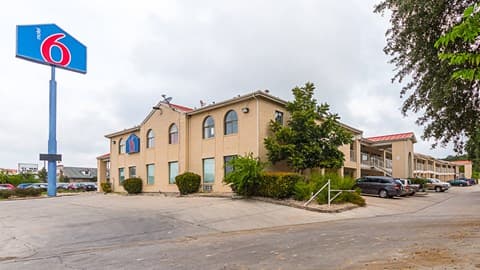 Motel 6 San Antonio, TX - Fiesta Trails, Hotel in Castle Hills