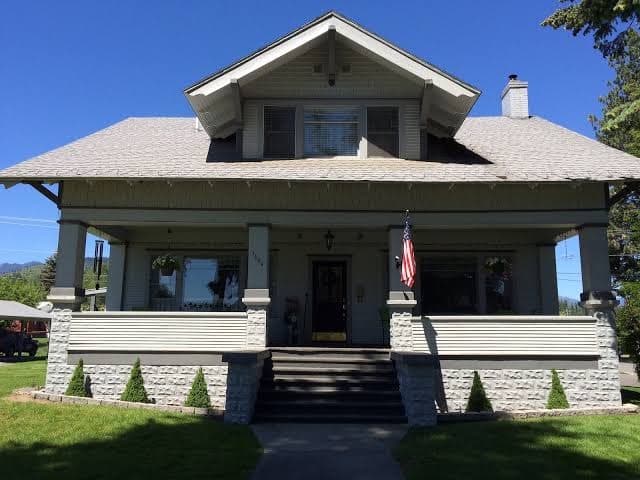 Huckleberry House B & B, Bed & Breakfast in Libby
