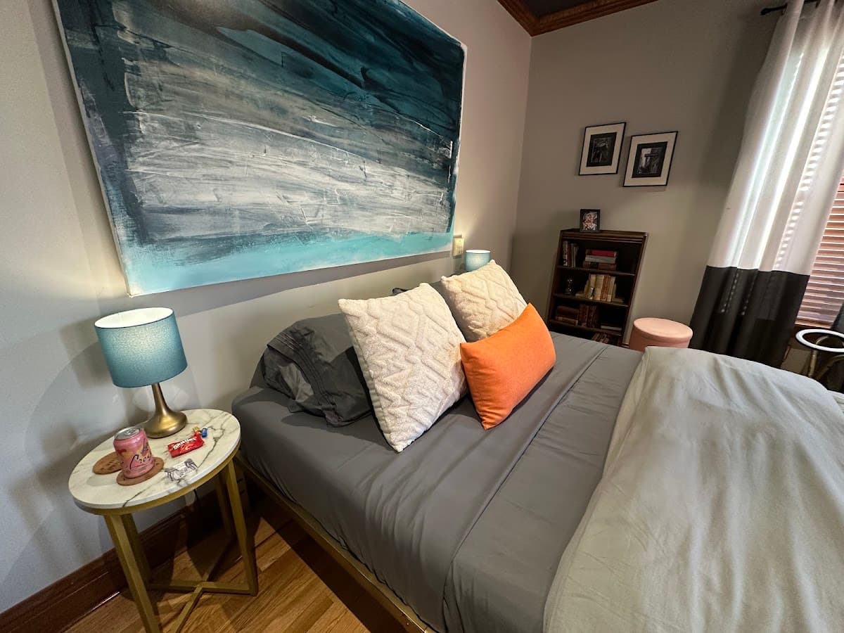 The Den off Eastlake, Bed & Breakfast in Rogers Park