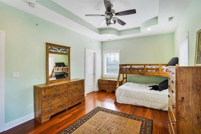 Luxe Home 20 min from Downtown Chicago ,heated indoor pool, Spa bath, tree house, Hotel in Lincolnwood