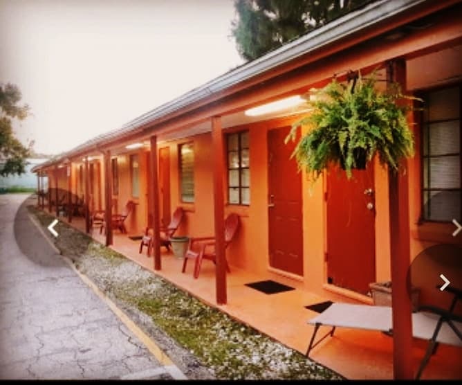 Courtesy Court Motel LLC (CrazyCourtMotel), Motel in North Fort Myers