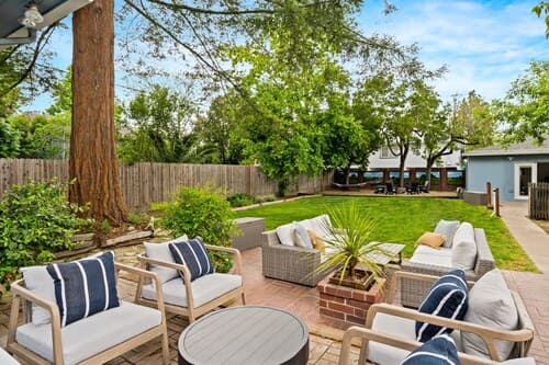 Grape Escape Inn & Suites, Bed & Breakfast in Lodi