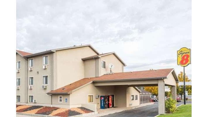 Super 8 by Wyndham Logan, Hotel in River Heights