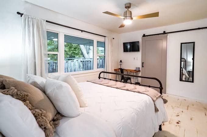 Cozy Farmhouse Suite, Hotel in Logan