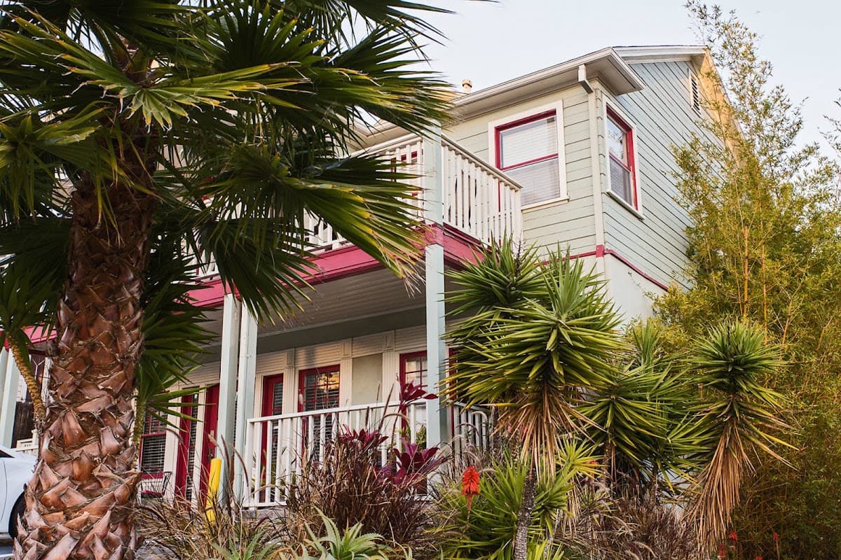 Hollywood Hills Suites-Your Home Away From Home, Holiday Home in Hollywood