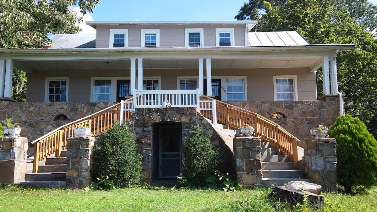 Open Arms at the Edge of Town Hostel & Inn, Hostel in Luray