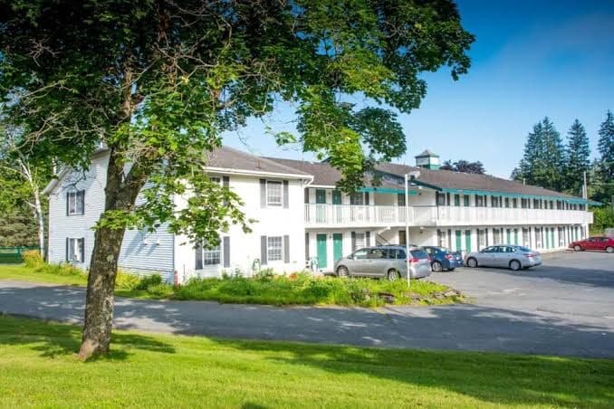 Colonnade Inn - Premium Room, Non Smoking, Hotel in Lyndonville