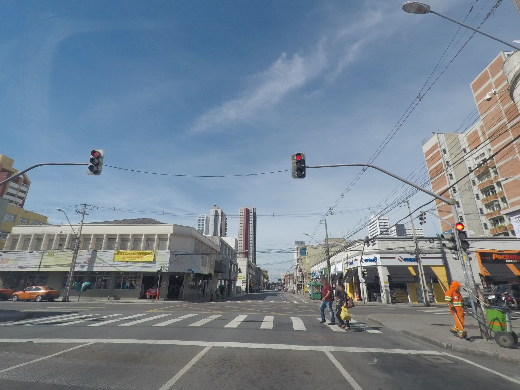 Street view near Terrazas Hotel, Curitiba — © marciosampaio (CC BY-SA · Mapillary)