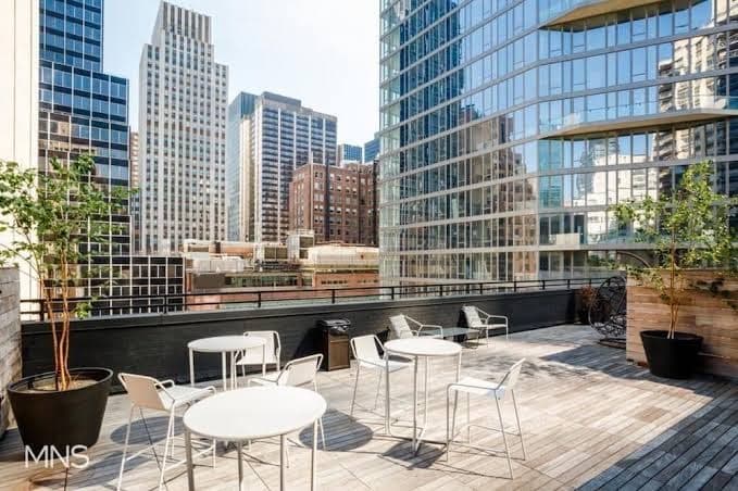 Renovated 1 Bedroom Apartment in Luxury Building w / Rooftop Patio, Doorman Gym, Hotel in Times Square