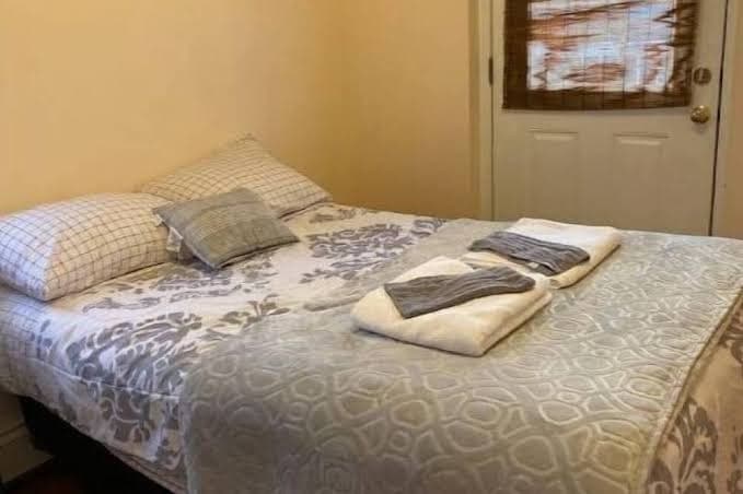 Entire Apartment W Balcony 5 min from LGA, Hotel in Jackson Heights