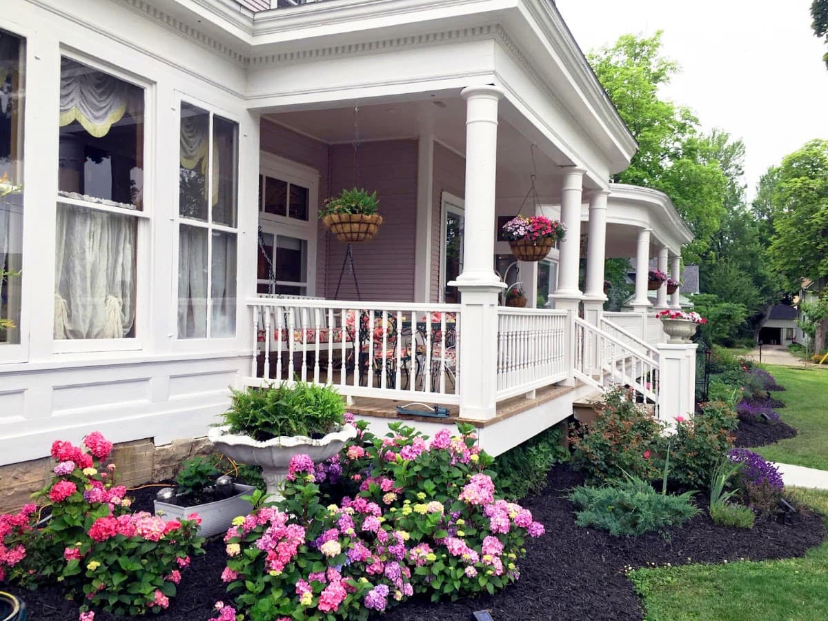 The Chandelier Bed and Breakfast, Hotel in Manistee