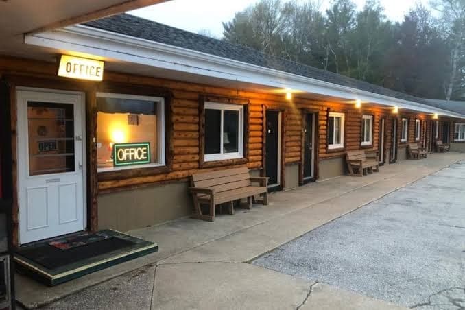 Holiday Motel - Family Triple Room, Motel in Manistique