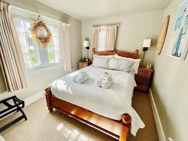 BEAUTIFUL LAKEFRONT COTTAGE!! ️ KAYAKS! CLEAR SANDY BOTTOM, Holiday Home in Manitou Beach-Devils Lake