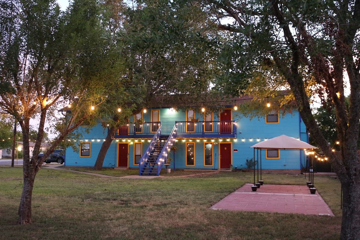 Pecan Place Hotel: Cheerful Executive and Contractor Suites, Hotel in Manor
