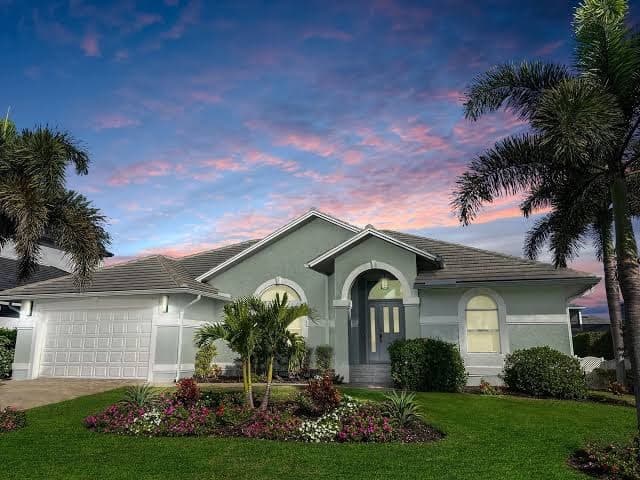 Waterfront Oasis★Close to Beach★Heated Pool/Spa!, Hotel in Marco Island