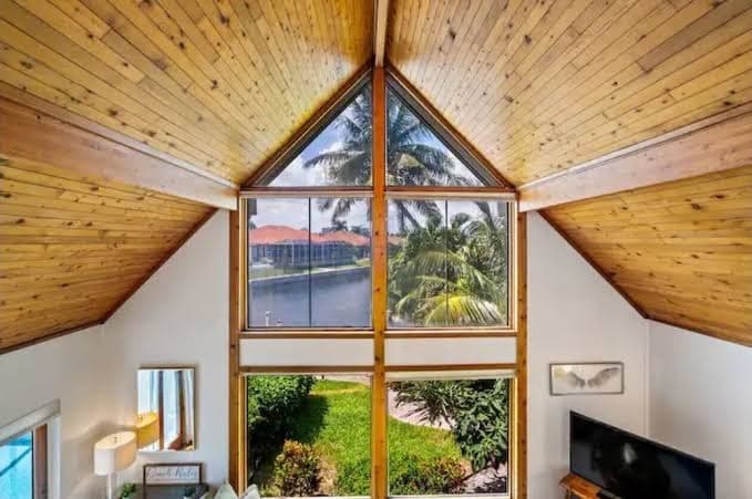 New!Waterfront Pool+Cabana+GameRoom AmazingViews, Hotel in Marco Island