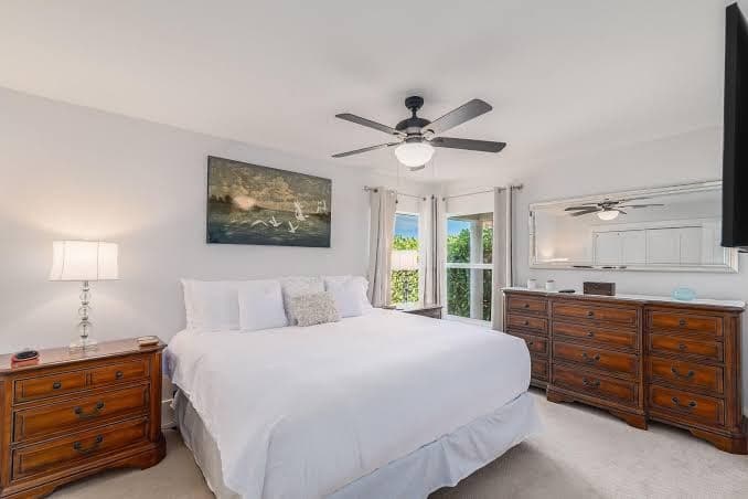 Sleeps 10! Large waterfront model pool home on large Bay!, Hotel in Marco Island