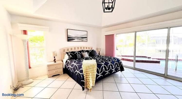 Waterfront Home With Heated Pool/Jacuzzi and only 1mile to beach - Entire Place, Hotel in Marco Island