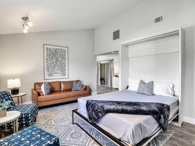 5 Beds 3 Bedroom 2 Bath Heated Pool, Grill, Patio. 5 minutes from the beach!, Hotel in Marco Island