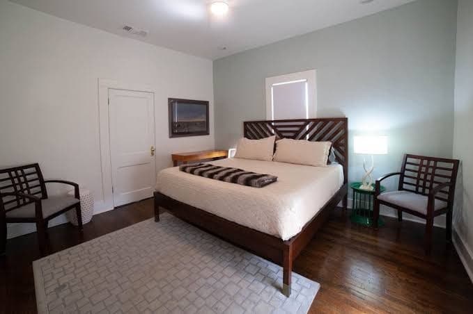 Renovated Adobe One Block From Marfa Courthouse Across From The Hotel Paisano, Hotel in Marfa