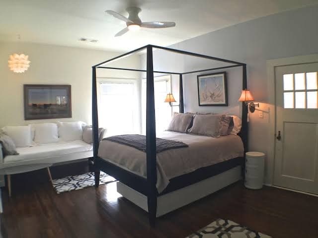 Renovated Adobe One Block From Marfa Courthouse Across From The Hotel Paisano, Hotel in Marfa