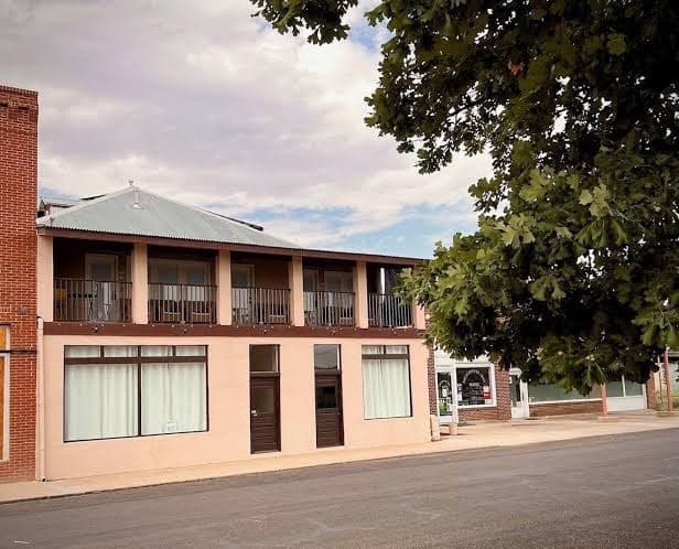 Marfa House La Junta: In the center of Marfa, Hotel in Marfa