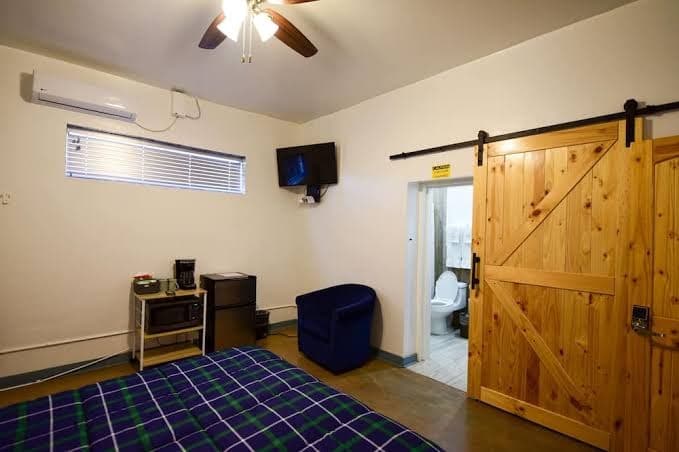 Carmen's Marfa Boutique Hotel /Elsie King Bedroom En-Suite, Hotel in Marfa