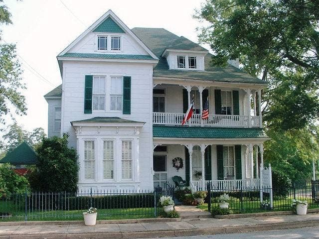Wisteria Garden B & B, Bed & Breakfast in Marshall