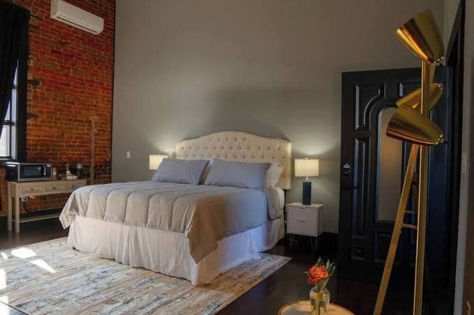 Charming hotel suite with AC and WiFi in serene downtown Marshall, TX, Hotel in Marshall