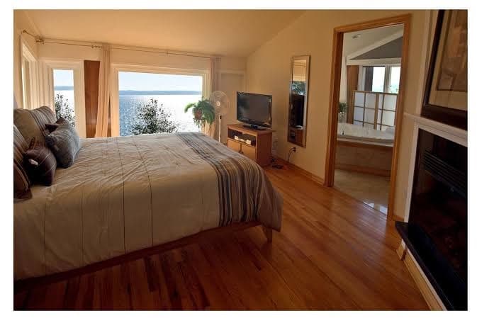 Water Front Spacious Home with a View - Vacation in Paradise!, Hotel in Marysville