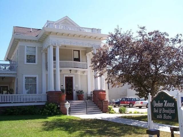 Decker House Bed & Breakfast, Bed & Breakfast in Mason City