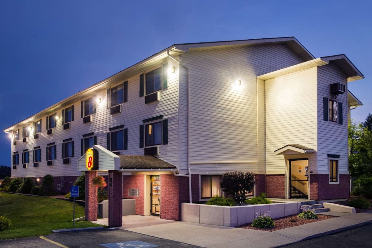 Super 8 by Wyndham Massena NY, Hotel in Massena