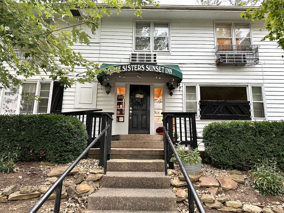 Three Sisters Sunset Inn, Hotel in McConnelsville