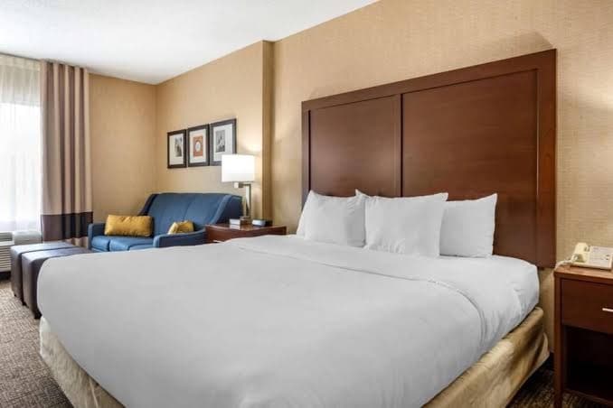 Comfort Inn Meadowlands - King Room with Hot Tub - Non-Smoking, Hotel in McGovern
