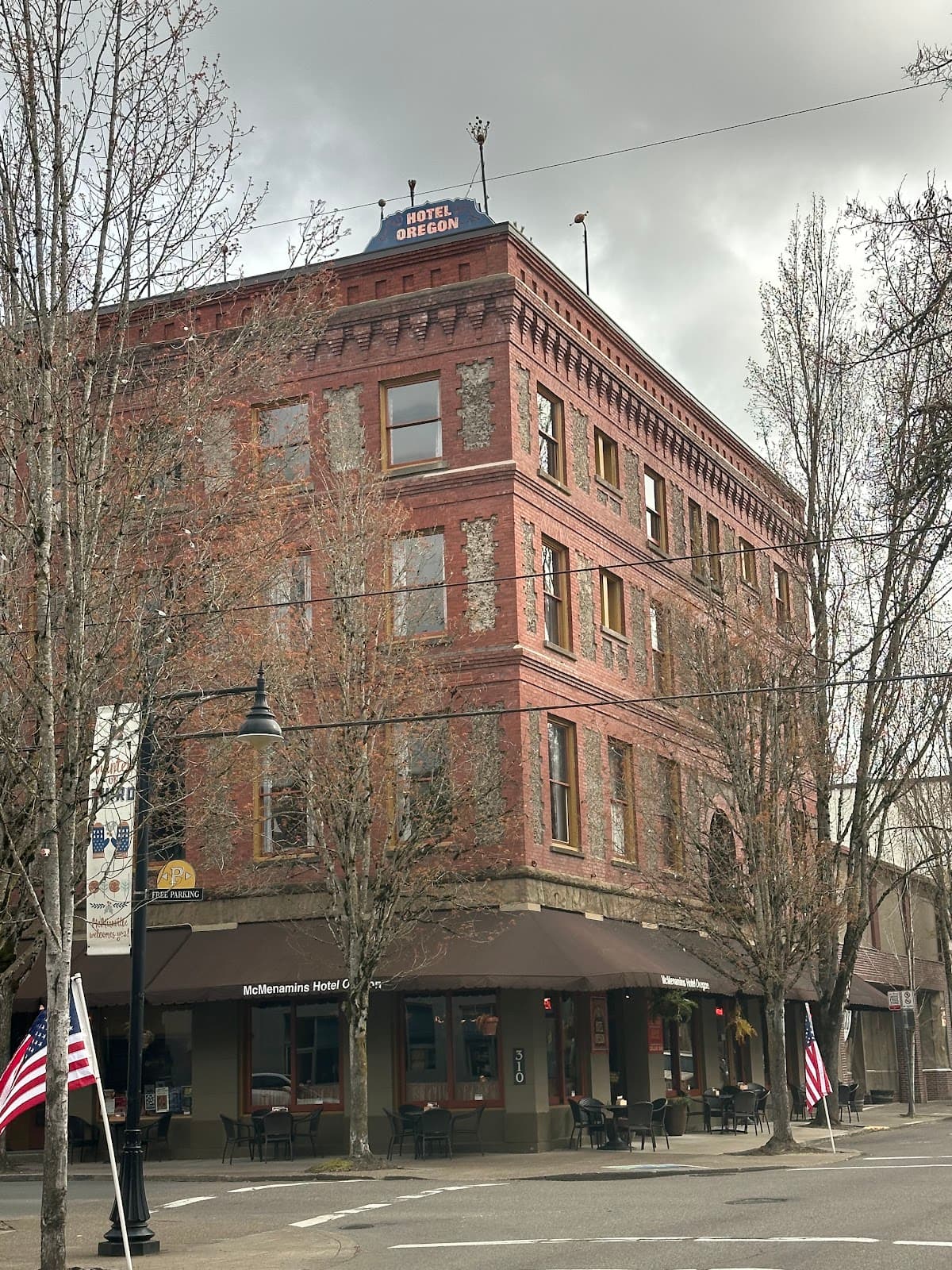 Hotel Oregon Rooftop Bar, Hotel in McMinnville