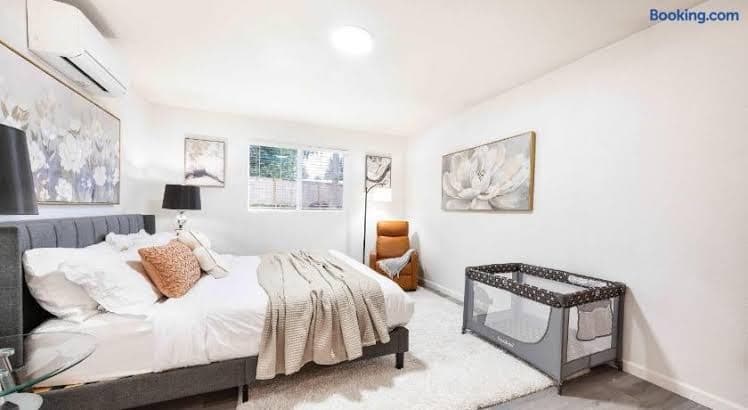 Serene 2BR2BA Single-Floor Home w 3 AC Near Mall - Entire Place, Holiday Home in Picnic Point-North Lynnwood
