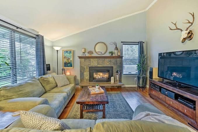 Home w/ Hot Tub: 7 Mi to Edmonds Waterfront!, Hotel in Picnic Point-North Lynnwood