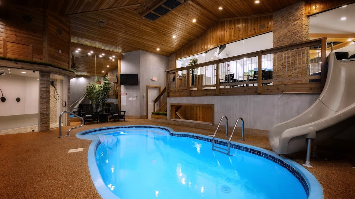 Sybaris Pool Suites Mequon, Hotel in Thiensville