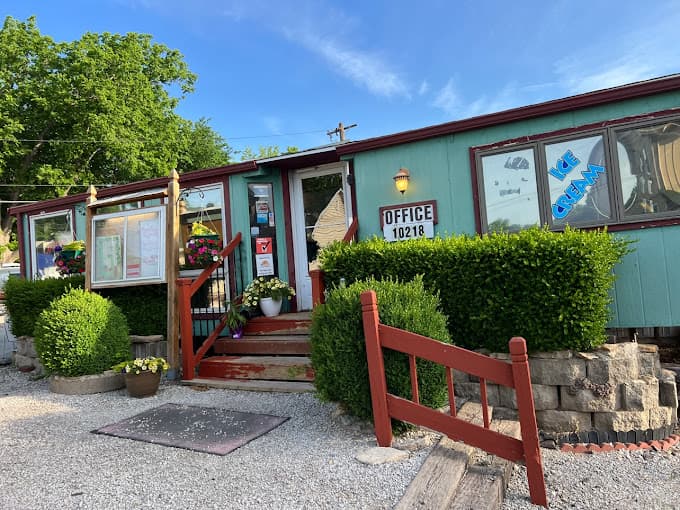 Walnut Grove RV Park, Caravan Park in Merriam