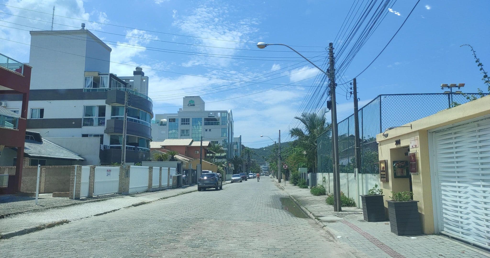 Street view near Refúgio das Galés, Bombinhas — © diegokrein (CC BY-SA · Mapillary)