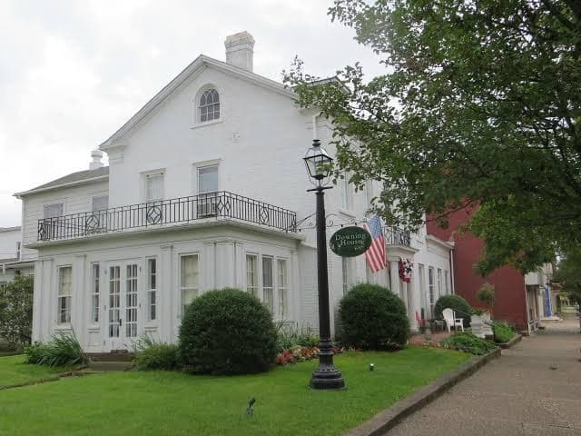 Downing House Bed & Breakfast, Bed & Breakfast in Middleport