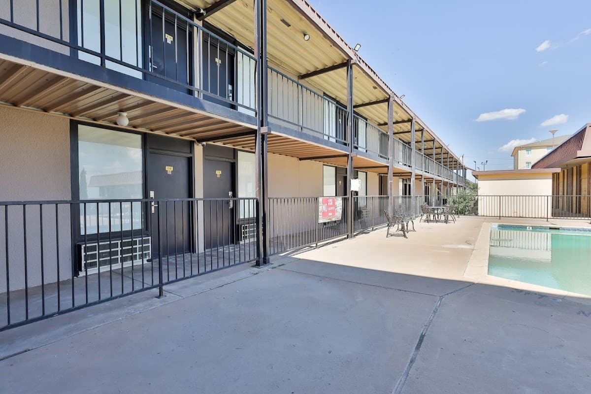 West Texas Inn & Suites with Kitchenette, Hotel in Midland
