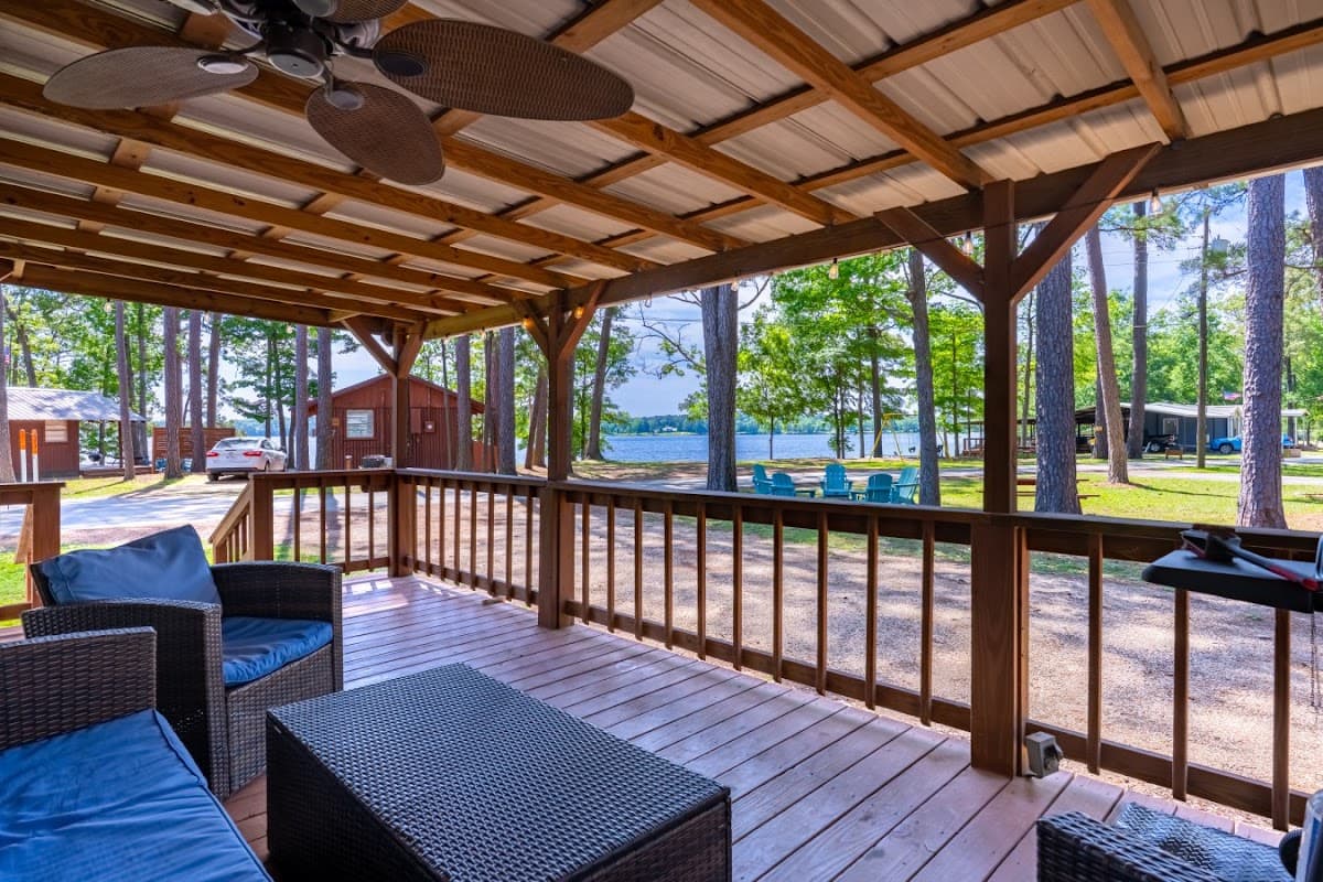 Mid Lake Campground - Cabins & RV Sites, Campsite in Milam